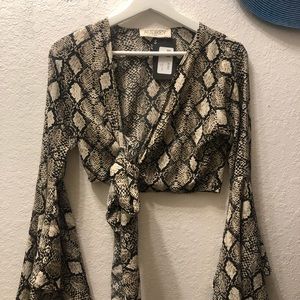 AUDREY Bell Sleeve Crop